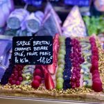 Une grande pièce de sablé breton au fruits frais et caramel de beurre salé en exposition